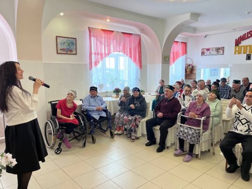 Азнакай артистлары интернат-йортта яшәүчеләргә бүләк ясады