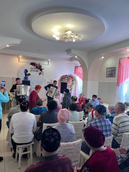 Азнакай артистлары интернат-йортта яшәүчеләргә бүләк ясады