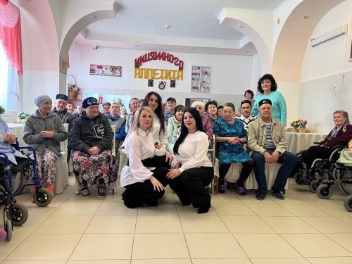 Азнакай артистлары интернат-йортта яшәүчеләргә бүләк ясады