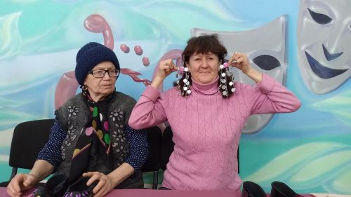 Ирекле кызлары гәлүшләрен төсле ташлар белән бизәгән