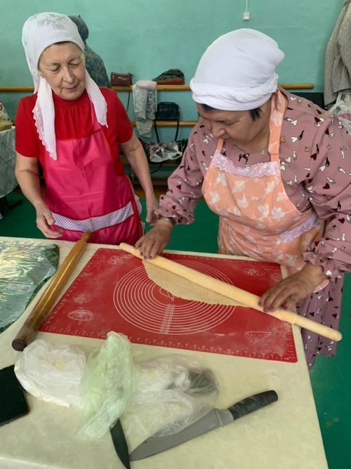 Азнакаевские умельцы делают лапшу для солдат