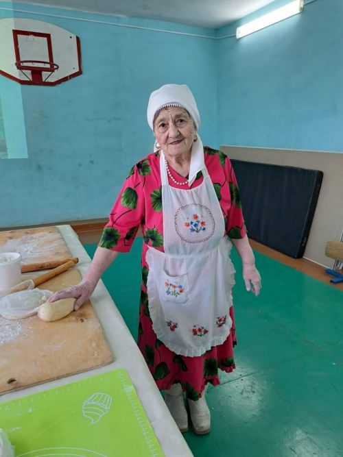 Азнакаевские умельцы делают лапшу для солдат