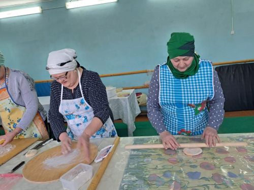 Азнакай уңганнары солдатларга токмач кисә