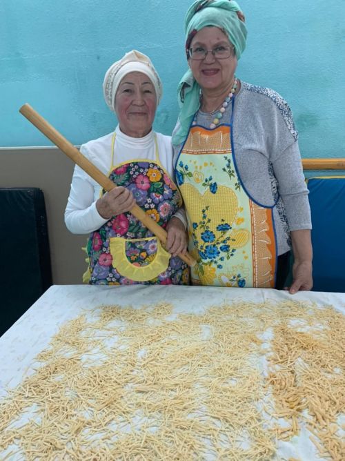 Азнакаевские умельцы делают лапшу для солдат