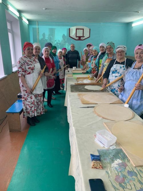 Азнакаевские умельцы делают лапшу для солдат