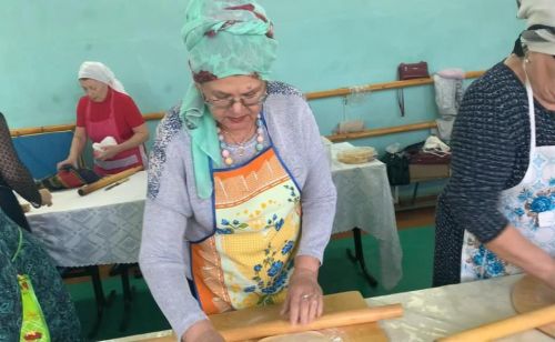 Азнакаевские умельцы делают лапшу для солдат