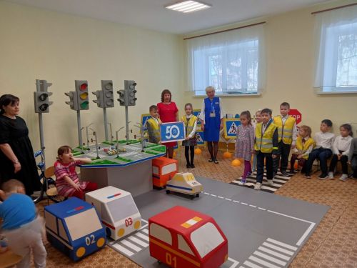 Азнакайның яшь испекторлары балаларга юл хәрәкәте кагыйдәләрен өйрәтә