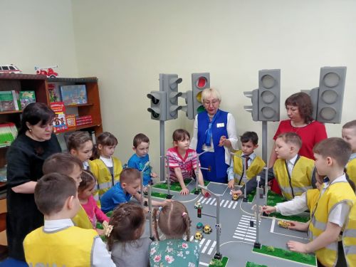 Азнакайның яшь испекторлары балаларга юл хәрәкәте кагыйдәләрен өйрәтә