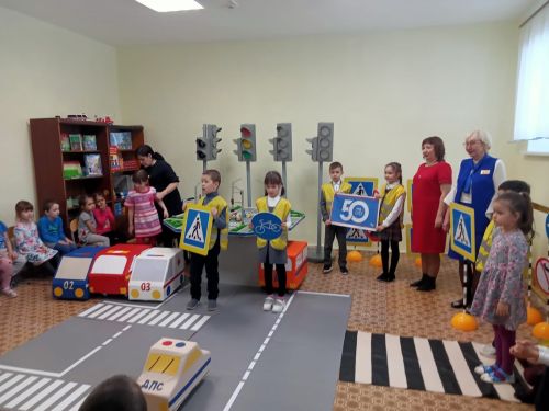 Азнакайның яшь испекторлары балаларга юл хәрәкәте кагыйдәләрен өйрәтә