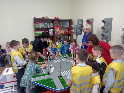 Азнакайның яшь испекторлары балаларга юл хәрәкәте кагыйдәләрен өйрәтә