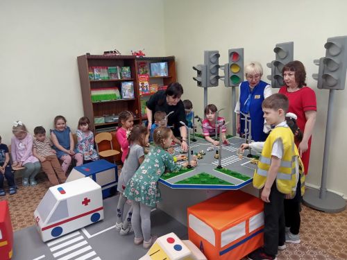 Азнакайның яшь испекторлары балаларга юл хәрәкәте кагыйдәләрен өйрәтә