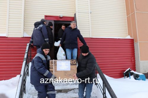 Азнакаевцы отправили военным гуманитарную помощь и две машины