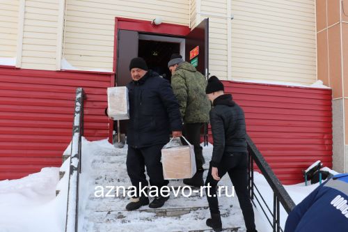 Азнакаевцы отправили военным гуманитарную помощь и две машины