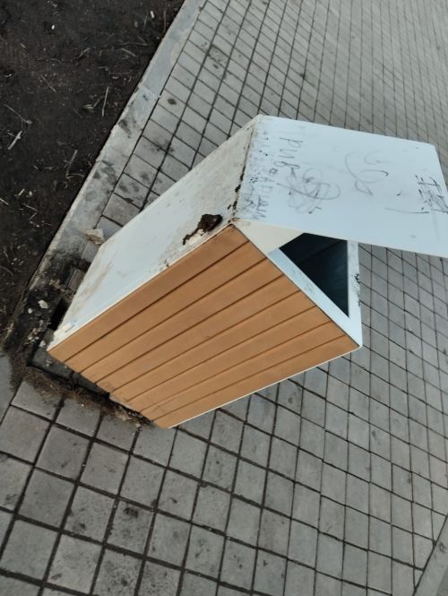 Кому мешают урны и скамейки?