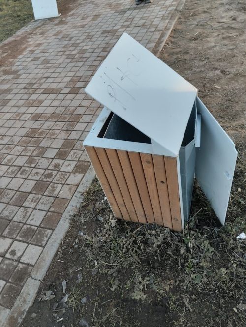Кому мешают урны и скамейки?
