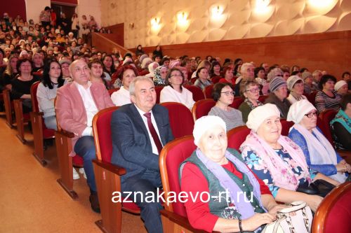 Азнакайның гүзәл затларын бәйрәм белән тәбрикләделәр
