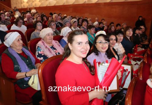Азнакайның гүзәл затларын бәйрәм белән тәбрикләделәр