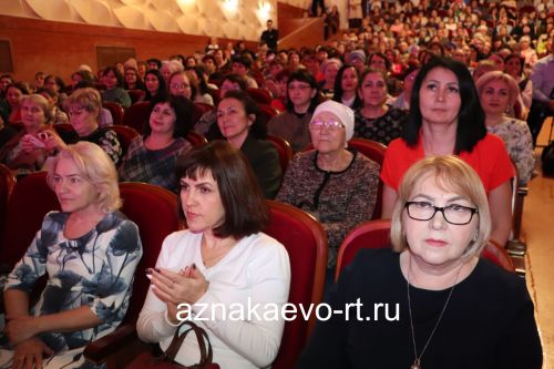 Азнакайның гүзәл затларын бәйрәм белән тәбрикләделәр
