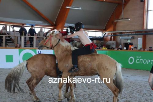 Азнакайда ат өстендә көрәштеләр