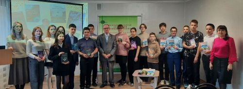 Азнакай укучылары язучы Александр Лебедев белән очрашты