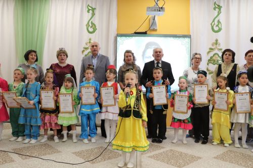 Татар малайлары һәм кызлары белән горурланырлык