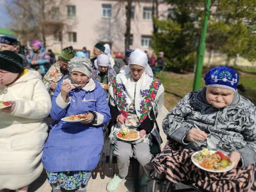 Азнакай волонтерлары картлар йортында Ураза гаетен үткәрде