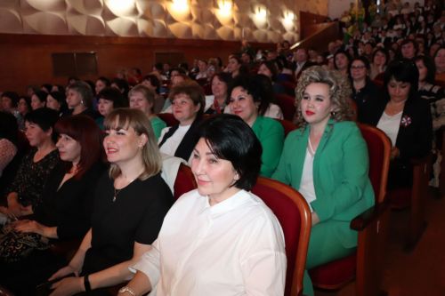 Азнакай район башлыгы Марсель Шәйдуллин олимпиадаларда җиңгән укучыларга грантлар тапшырды