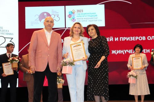 Азнакай район башлыгы Марсель Шәйдуллин олимпиадаларда җиңгән укучыларга грантлар тапшырды