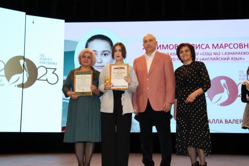 Азнакай район башлыгы Марсель Шәйдуллин олимпиадаларда җиңгән укучыларга грантлар тапшырды