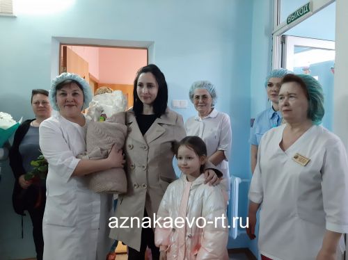 Глава Азнакаевского района Марсель Шайдуллин разделил радость семьи Сабирзяновых