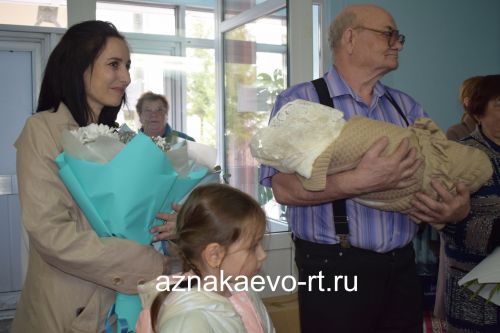 Глава Азнакаевского района Марсель Шайдуллин разделил радость семьи Сабирзяновых