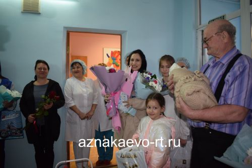Глава Азнакаевского района Марсель Шайдуллин разделил радость семьи Сабирзяновых