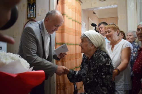 Глава района Марсель Шайдуллин поздравил ветерана образования Хасбиямал Ганиеву с 95-летием