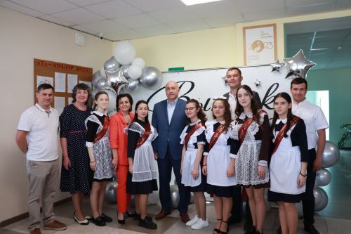 В школах Азнакаево прозвенел последний звонок
