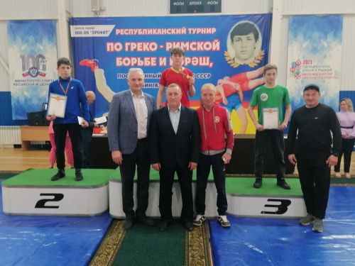 Азнакай көрәшчесе республика турнирында җиңде