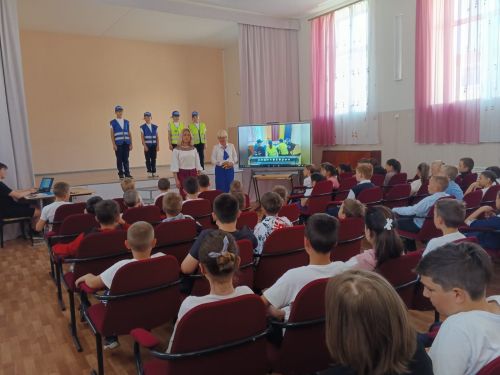 Азнакайда балалар юл кагыйдәләрен яхшы белә