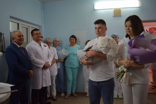 Азнакайда Акушерлар көнен әти-әни, бәбиләре белән бергәләп билгеләп үттеләр