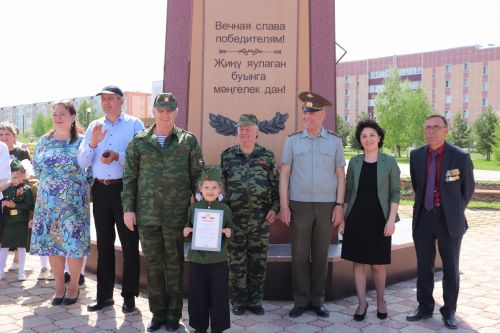Азнакайның нәни солдатлары  сафта оста җырлыйлар
