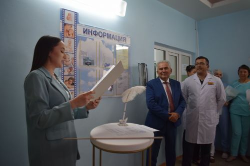 Азнакайда Акушерлар көнен әти-әни, бәбиләре белән бергәләп билгеләп үттеләр