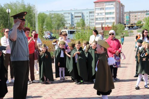 Азнакайның нәни солдатлары  сафта оста җырлыйлар
