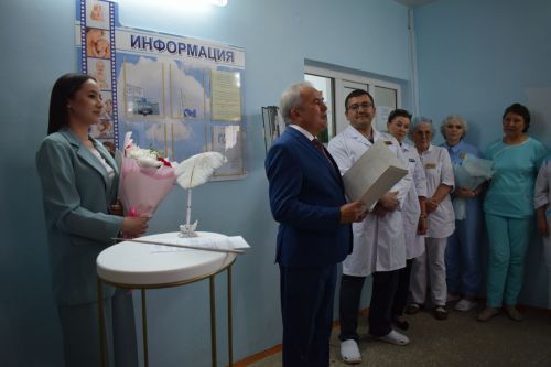 Азнакайда Акушерлар көнен әти-әни, бәбиләре белән бергәләп билгеләп үттеләр