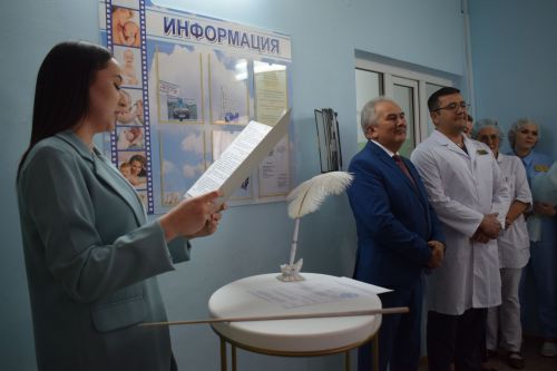 Азнакайда Акушерлар көнен әти-әни, бәбиләре белән бергәләп билгеләп үттеләр