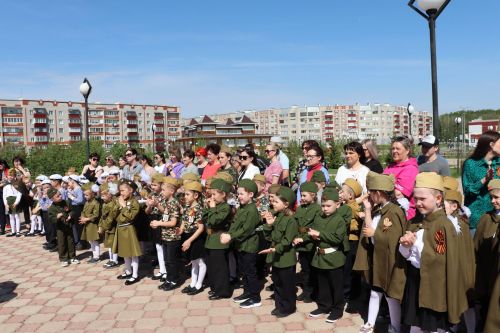 Азнакайның нәни солдатлары  сафта оста җырлыйлар