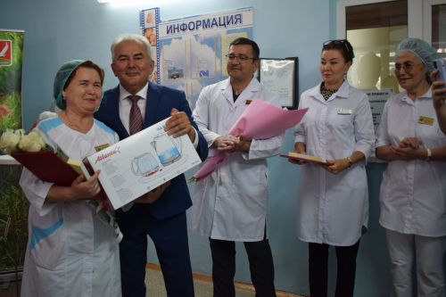 Азнакайда Акушерлар көнен әти-әни, бәбиләре белән бергәләп билгеләп үттеләр