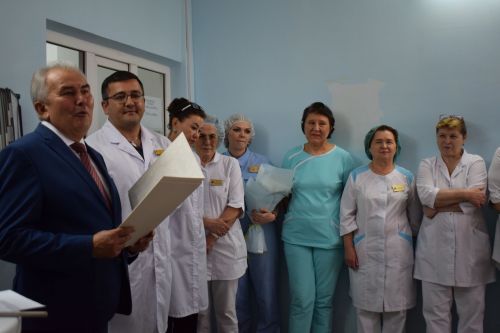 Азнакайда Акушерлар көнен әти-әни, бәбиләре белән бергәләп билгеләп үттеләр
