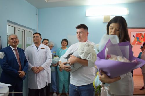Азнакайда Акушерлар көнен әти-әни, бәбиләре белән бергәләп билгеләп үттеләр