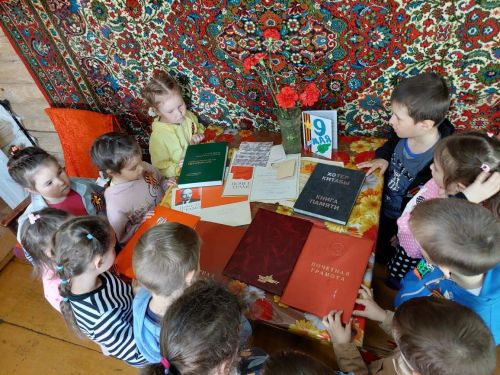 Юные азнакаевцы поздравили труженика тыла Касима Шайхутдинова