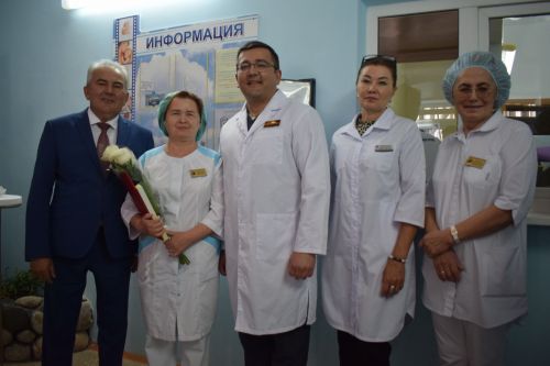Азнакайда Акушерлар көнен әти-әни, бәбиләре белән бергәләп билгеләп үттеләр