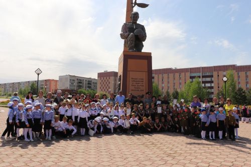 Азнакайның нәни солдатлары  сафта оста җырлыйлар