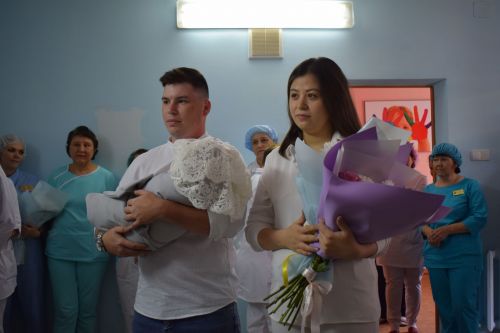 Азнакайда Акушерлар көнен әти-әни, бәбиләре белән бергәләп билгеләп үттеләр